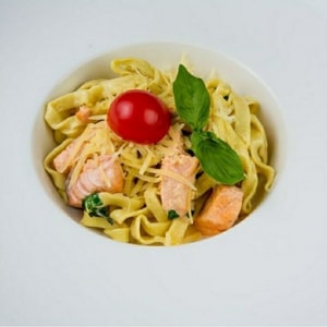 Фото товара 'Спагетти с лососем и томатами'