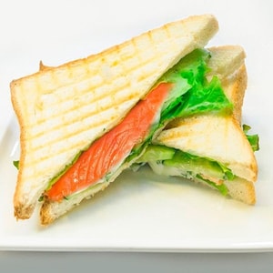 Фото товара 'Сэндвич с копченым лососем и сливочным сыром'