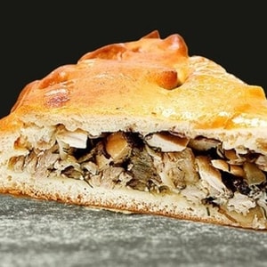 Фото товара 'Пирог по-французски с грудкой, грибами и сыром.'