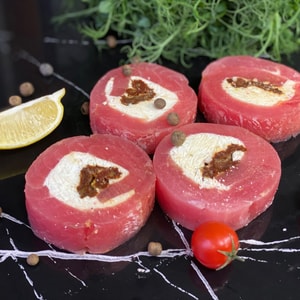 Фото товара 'Рулет из тунца с вяленными томатами и творожным сы'