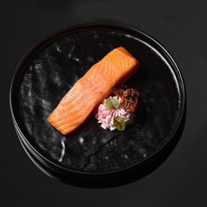 Фото товара 'Стейк из лосося с сырно-икорным соусом'
