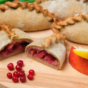 Фото товара 'Ржаные пирожки с брусникой и яблоком '