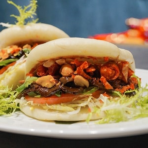 Фото товара 'Бао сендвич с мраморной грудинкой BBQ и чили арахи'