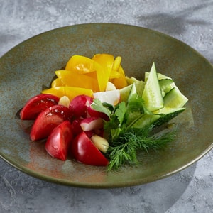 Фото товара 'Салат из садовых овощей с ароматным маслом'