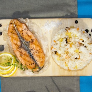 Фото товара 'Стейк лосося с рисом и овощами'