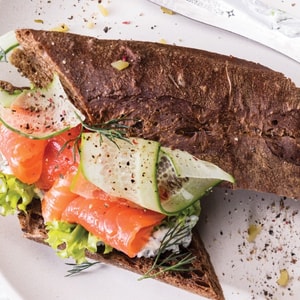 Фото товара 'Сэндвич с лососем на ржаном хлебе'