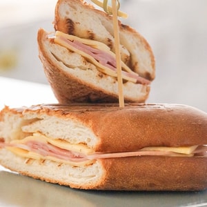Фото товара 'Сэндвич с ветчиной и сыром'