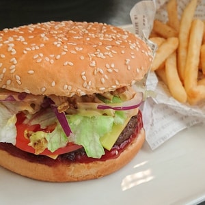 Фото товара 'Гамбургер с мраморной говядиной с картофелем фри и'