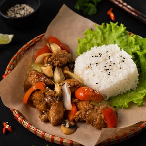 Фото товара 'Белый рис с курицей в кисло-сладком соусе с овощ.'