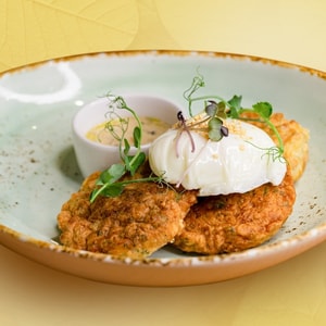 Фото товара 'Куриные оладьи с яйцом пашот и грибным соусом'
